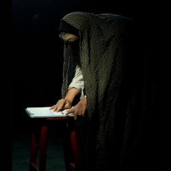 نمایش اعتراف‌ها و دروغ‌ها | عکس