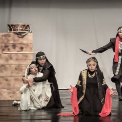 نمایش آنسوی افسانه | عکس