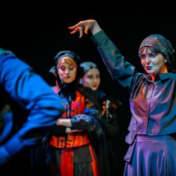 نمایش خانه دراکولا | عکس