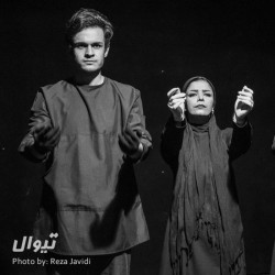 نمایش مردی که سگ شد | عکس