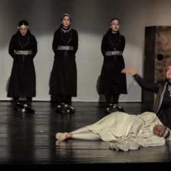نمایش آنسوی افسانه | عکس