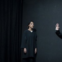 نمایش مَرد مصلوب به گاو مُرده | «مرد مصلوب به گاو مرده»؛ نمایشی با فضایی سورئال و اکسپرسیونیست | عکس